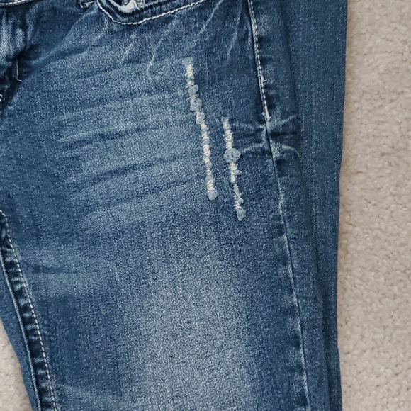 Red Rivet - Picture 11 of 12